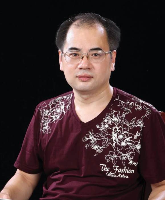 紫砂艺人华建忠，高级工艺美术师