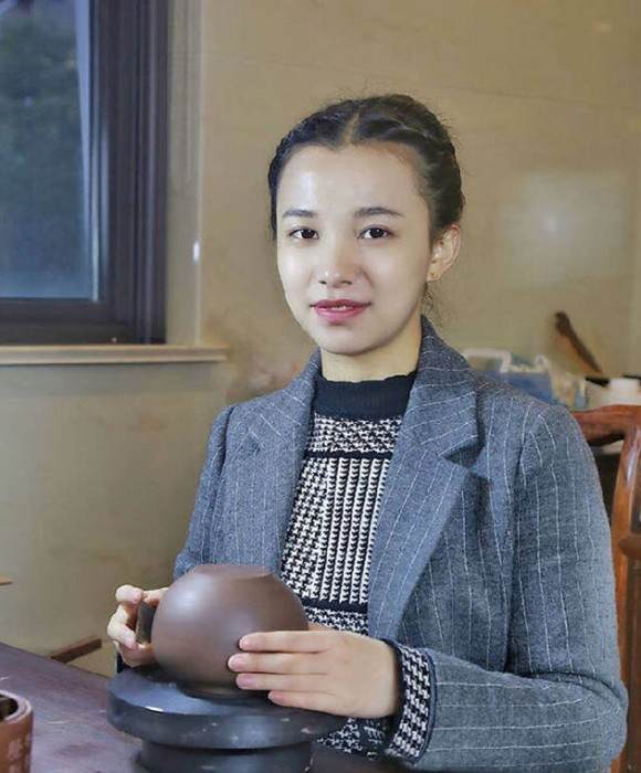 紫砂艺人卞丽娜，助理工艺美术师
