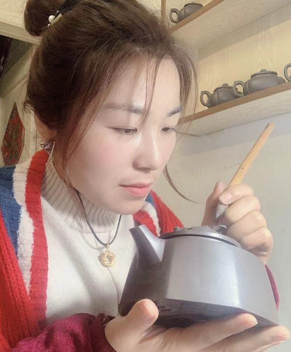 紫砂艺人卞亚吉，工艺美术师