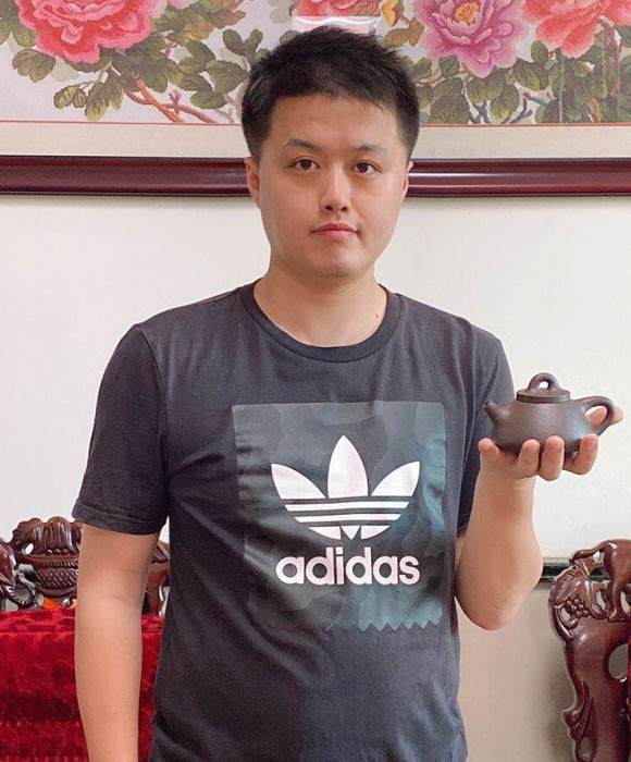 紫砂艺人卞志明，工艺美术员