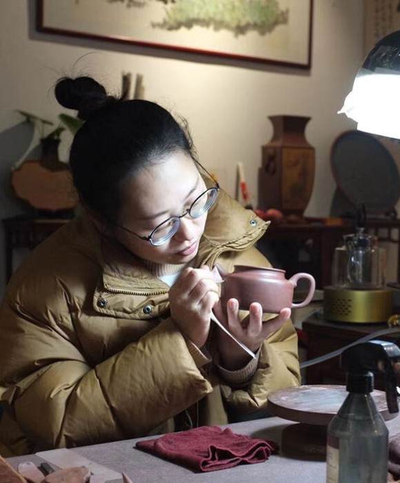紫砂艺人卞莉娟，工艺美术师