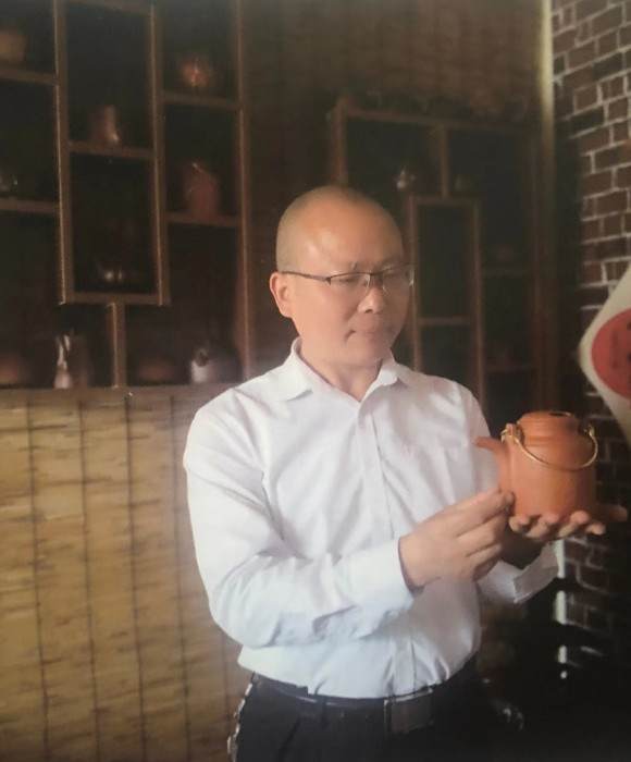 紫砂艺人卢仲军，助理工艺美术师