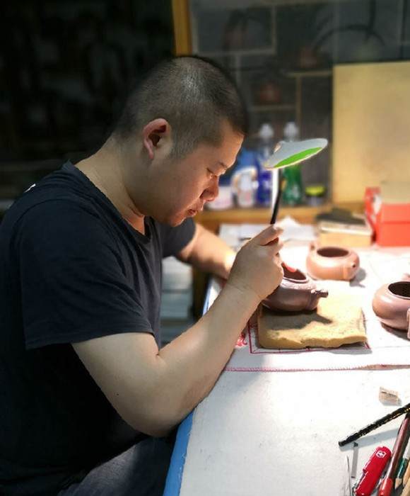 紫砂艺人卢战刚，工艺美术师