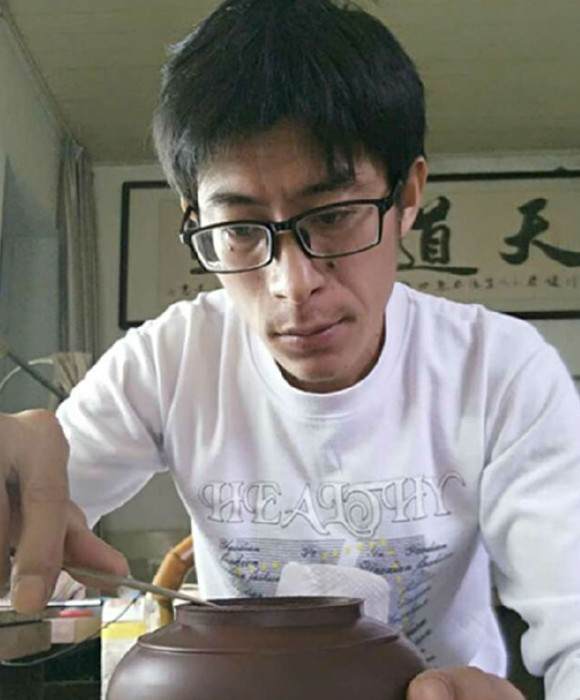 紫砂艺人卢洪根，助理工艺美术师