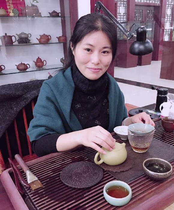 紫砂艺人卢燕，助理工艺美术师