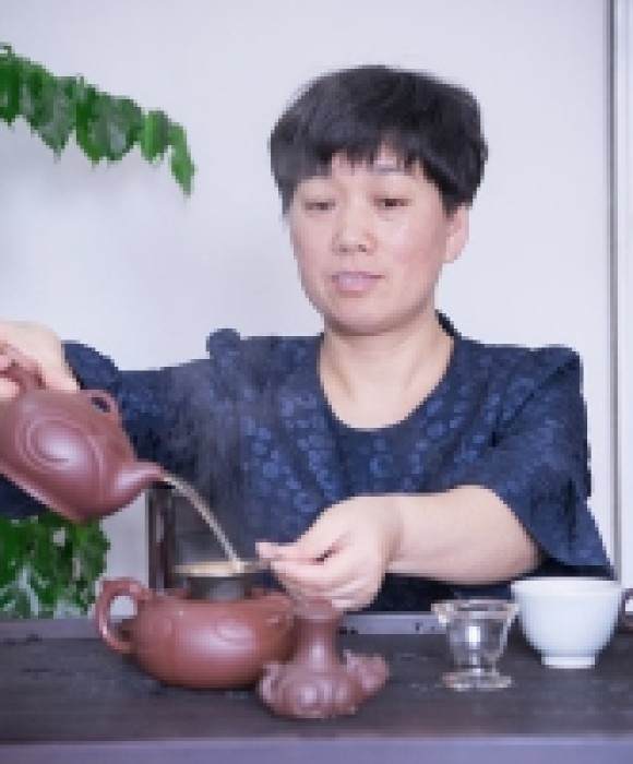 紫砂艺人卢美娟，助理工艺美术师