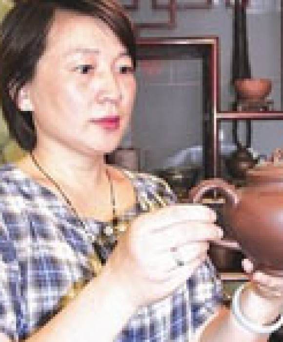 紫砂艺人叶琴，高级工艺美术师（乡土人才评审获得）