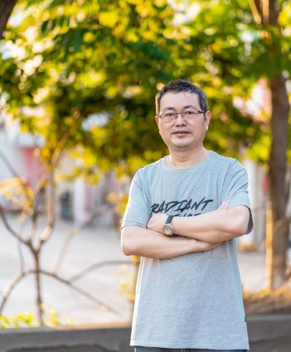 紫砂艺人向林，助理工艺美术师