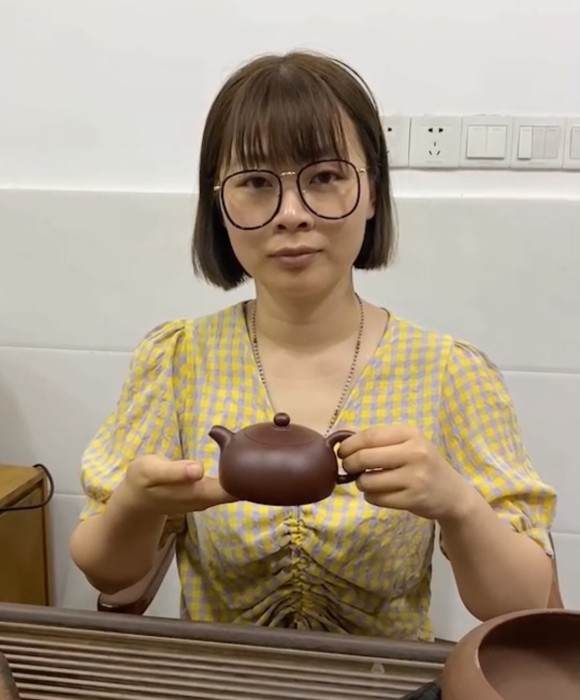 紫砂艺人吴严佳，助理工艺美术师