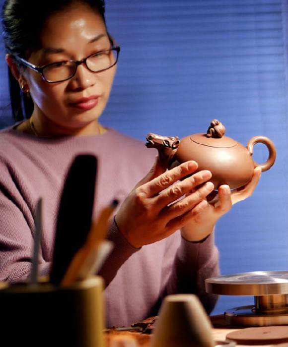 紫砂艺人吴丰丽，工艺美术师