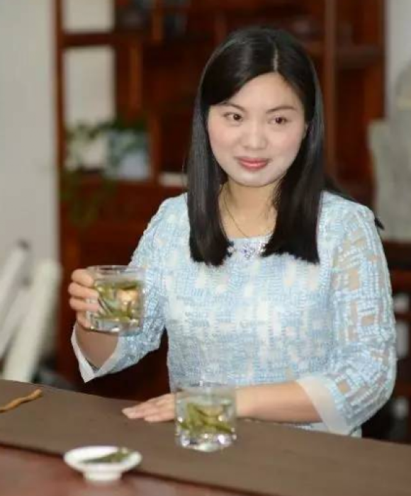 紫砂艺人吴亚敏，工艺美术师
