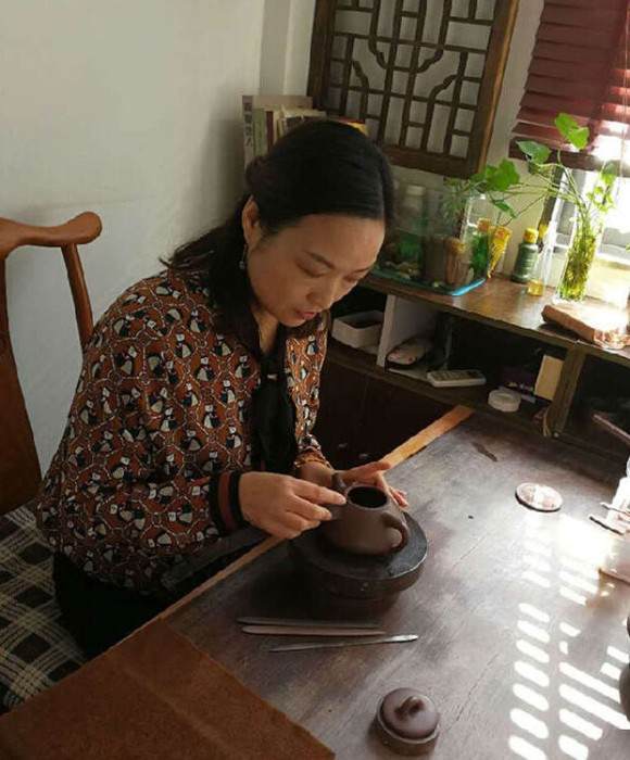 紫砂艺人吴亚琴，工艺美术师