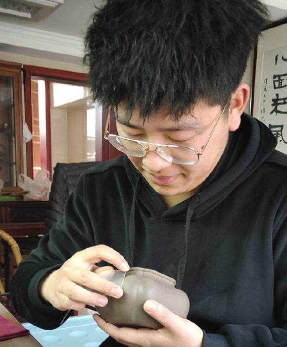紫砂艺人吴佳宁，助理工艺美术师