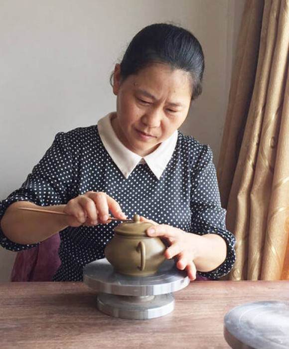紫砂艺人吴卫兰，工艺美术师