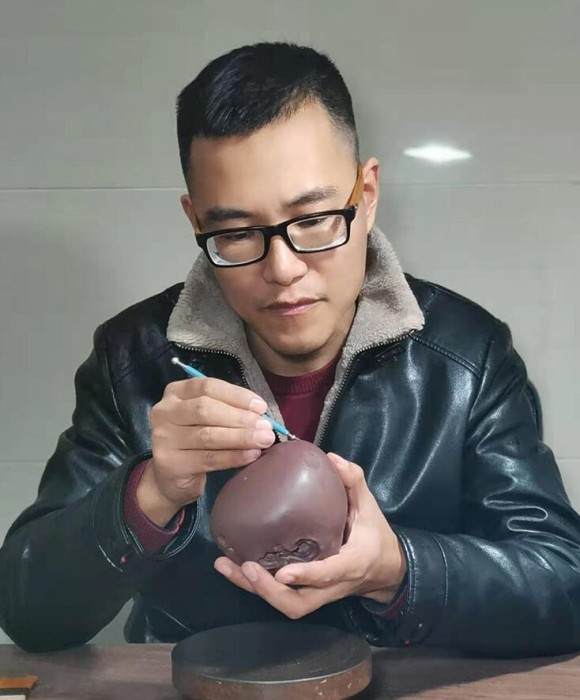 紫砂艺人吴成林，助理工艺美术师
