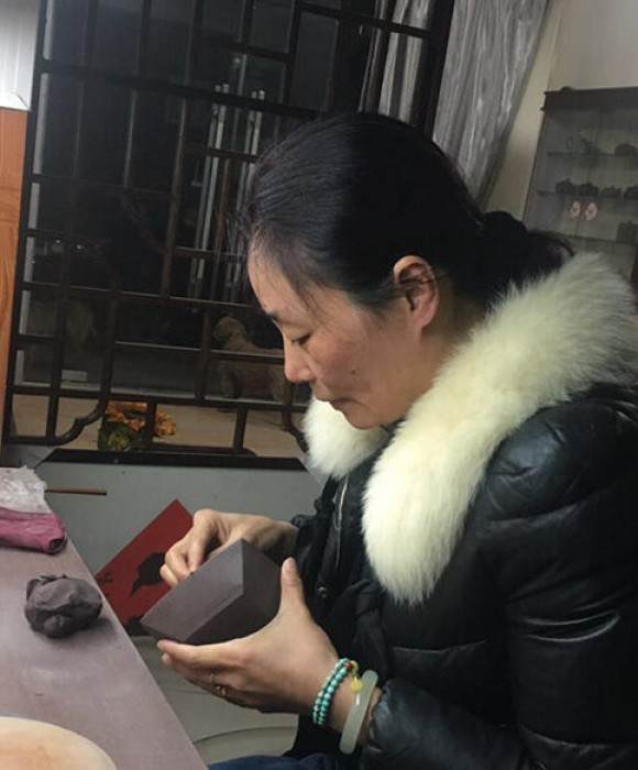 紫砂艺人吴春霞，助理工艺美术师