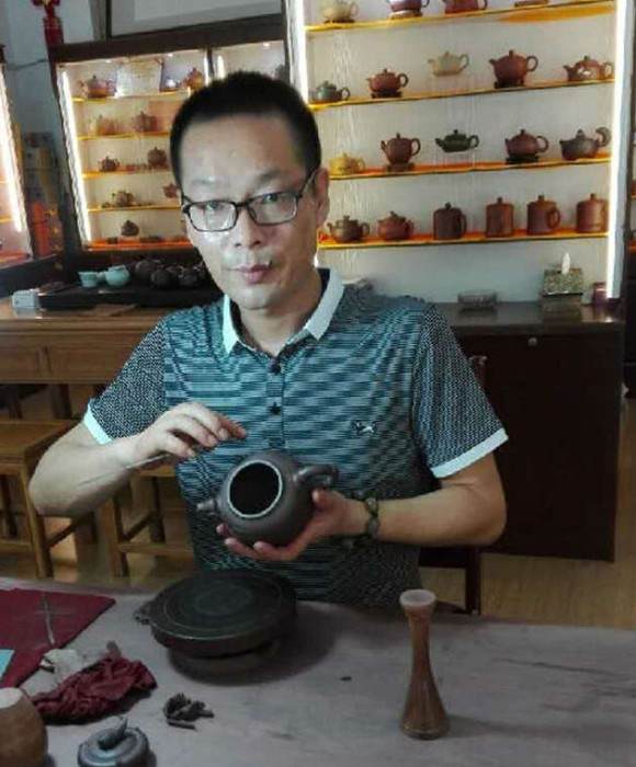 紫砂艺人吴步新，工艺美术师