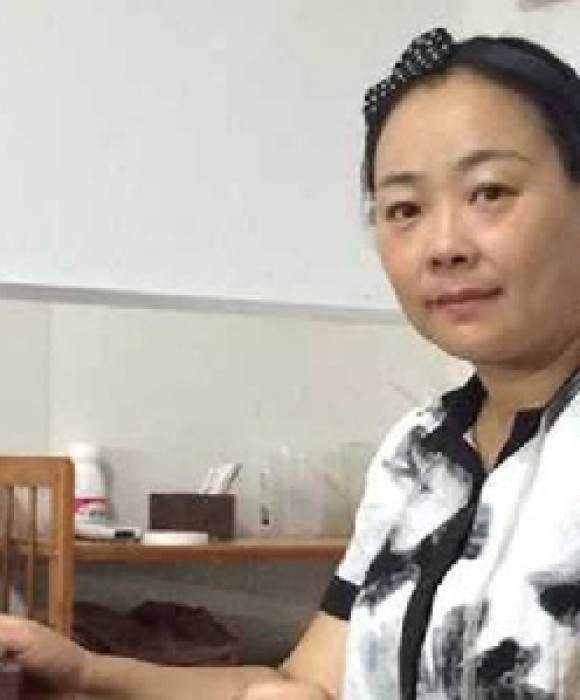 紫砂艺人吴秀兰，工艺美术师