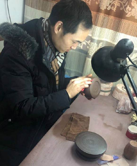 紫砂艺人吴继强，助理工艺美术师