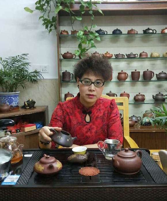 紫砂艺人吴美云，助理工艺美术师