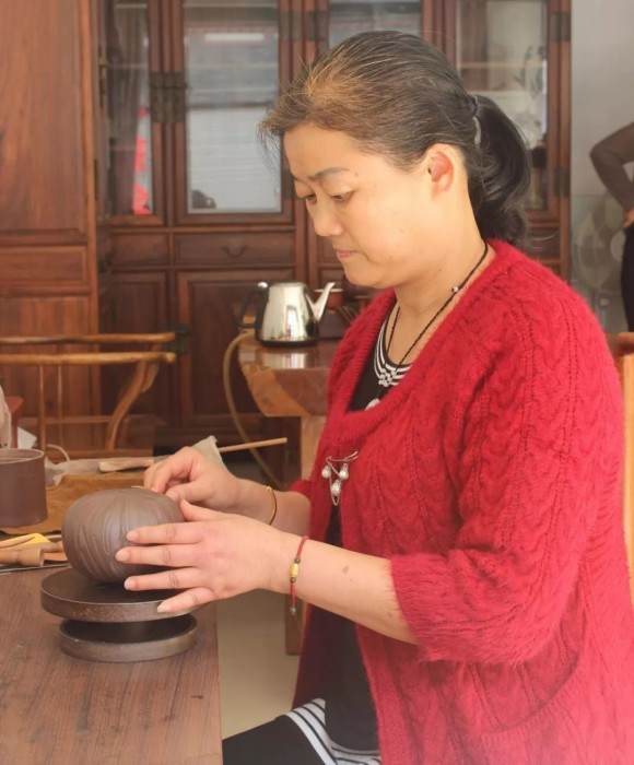 紫砂艺人吴锡勤，助理工艺美术师