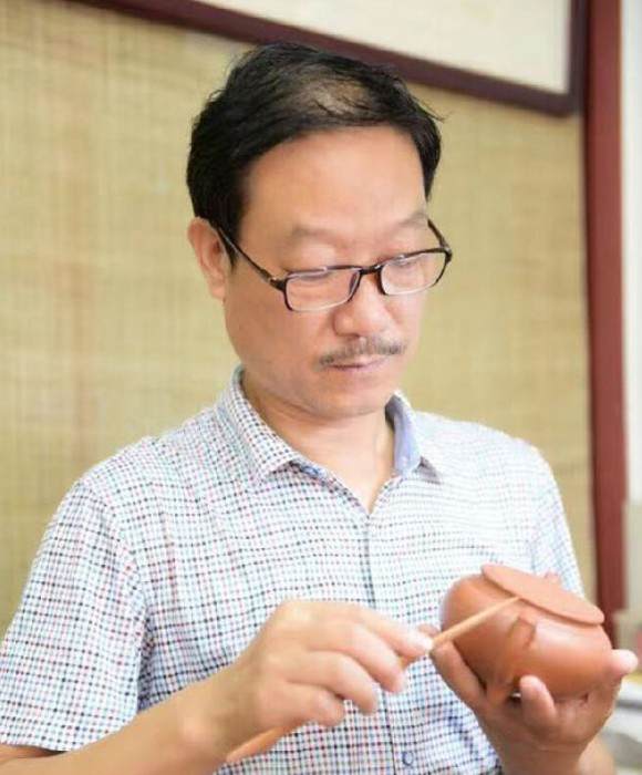 紫砂艺人周中华，工艺美术师