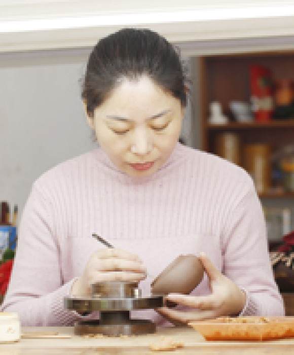 紫砂艺人周丽君，工艺美术员