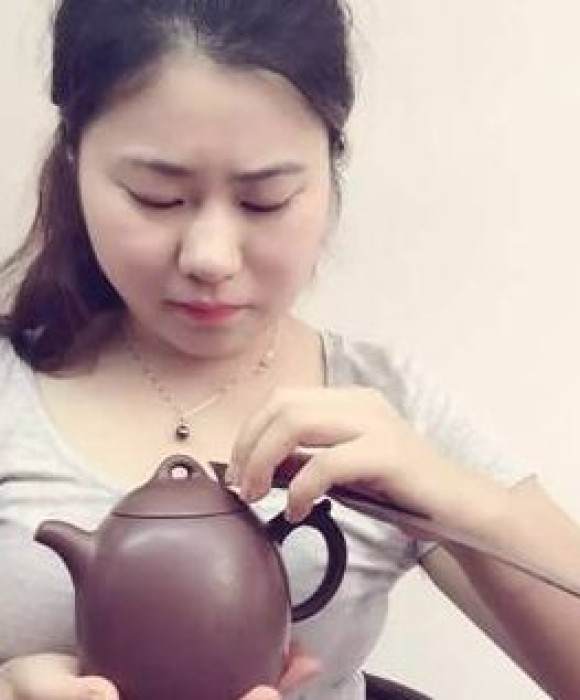紫砂艺人周何跃，助理工艺美术师