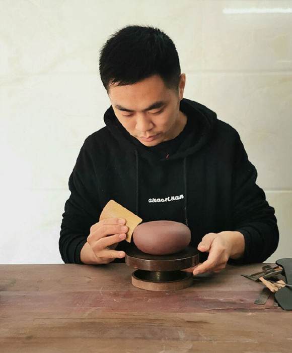 紫砂艺人周佳琦，助理工艺美术师