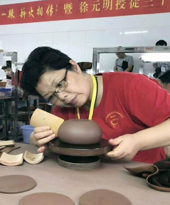 紫砂艺人周元凤，工艺美术师