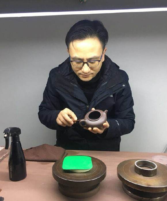 紫砂艺人周兴，助理工艺美术师