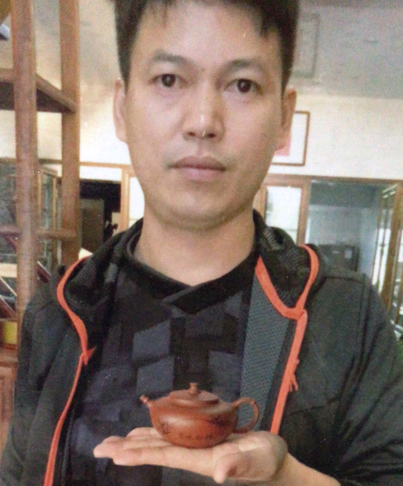 紫砂艺人周华强，助理工艺美术师