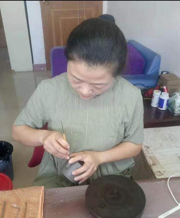 紫砂艺人周华香，工艺美术员