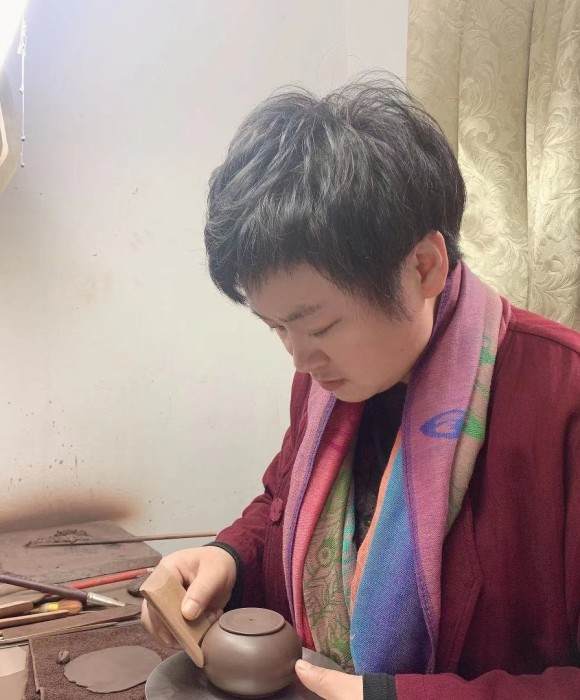 紫砂艺人周夕君，助理工艺美术师