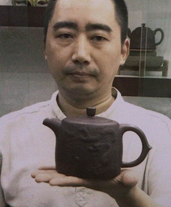 紫砂艺人周孝忠，工艺美术师