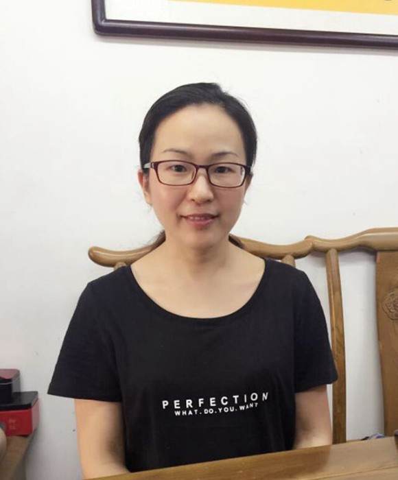 紫砂艺人周学琴，高级工艺美术师（乡土人才评审获得）