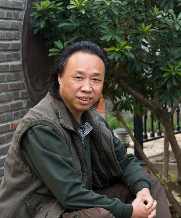 紫砂艺人周建春，正高级工艺美术师
