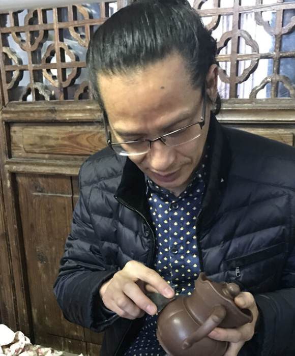 紫砂艺人周建良，高级工艺美术师（乡土人才评审获得）
