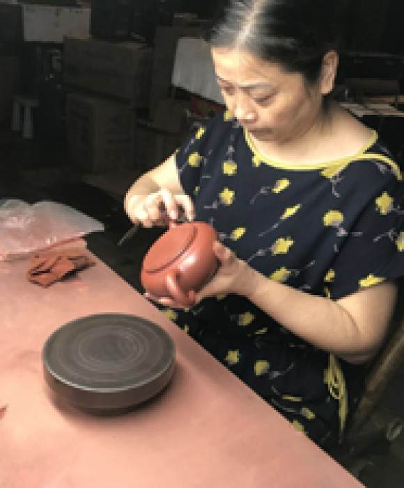 紫砂艺人周建芳，工艺美术员