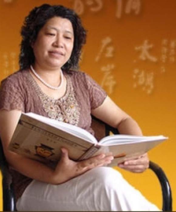 紫砂艺人周建英，工艺美术员