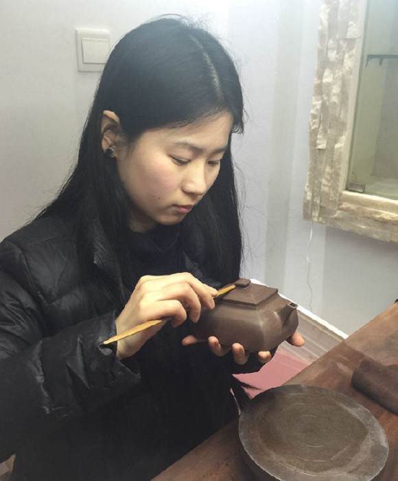 紫砂艺人周彦彤，工艺美术师