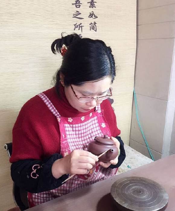 紫砂艺人周彩英，工艺美术师