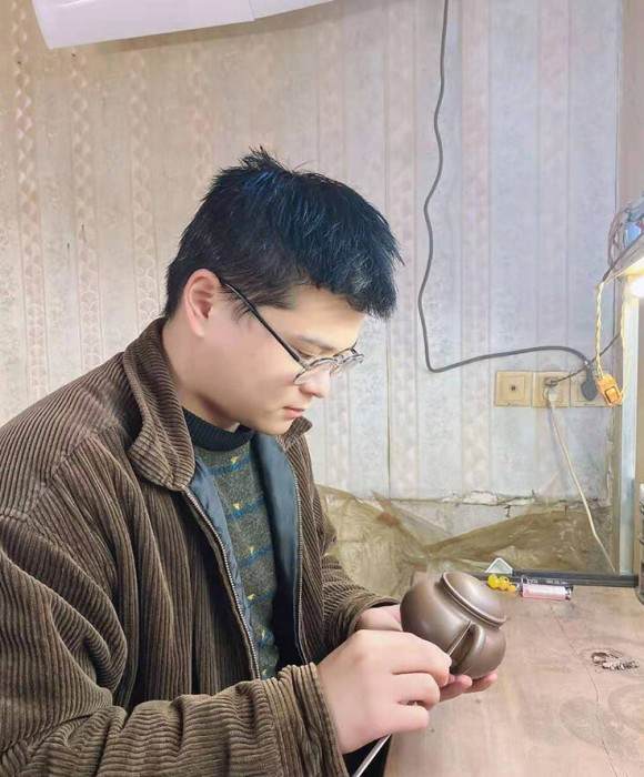 紫砂艺人周思尧，助理工艺美术师