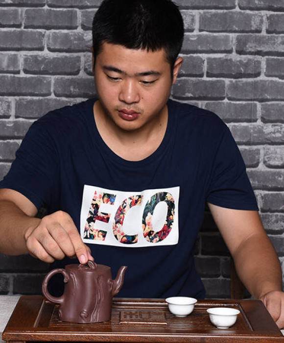 紫砂艺人周成贤，助理工艺美术师