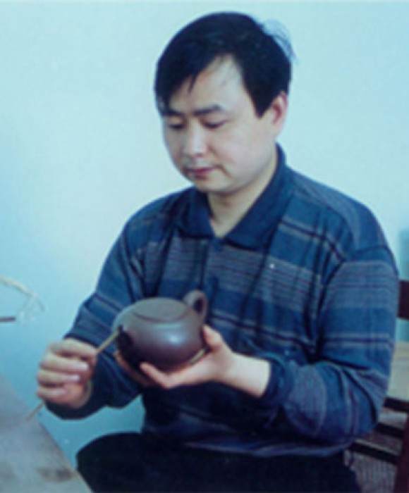 紫砂艺人周才军，助理工艺美术师