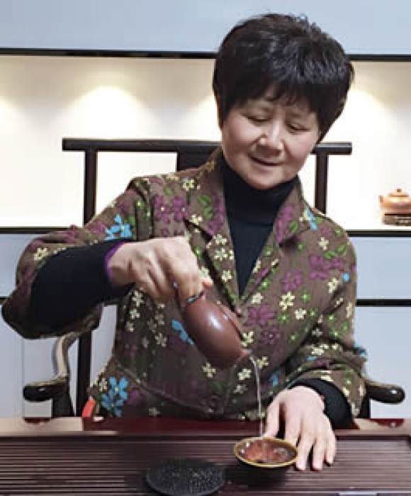 紫砂艺人周梅华，工艺美术师