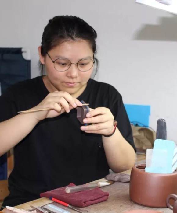 紫砂艺人周梦佳，助理工艺美术师