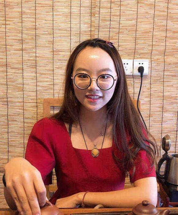 紫砂艺人周梦霞，工艺美术师