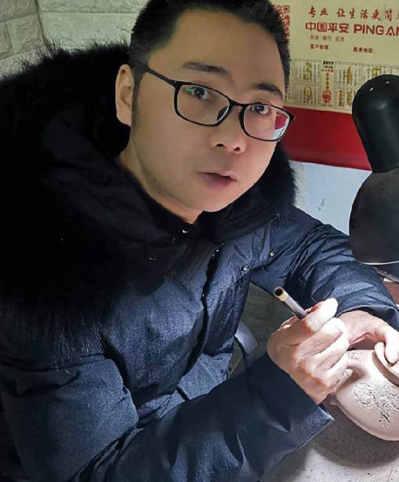 紫砂艺人周爱华，工艺美术师