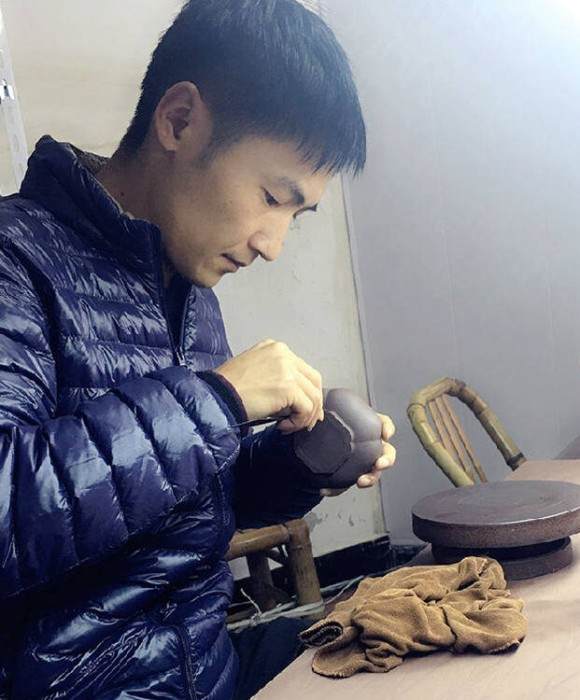 紫砂艺人周玉奇，工艺美术师